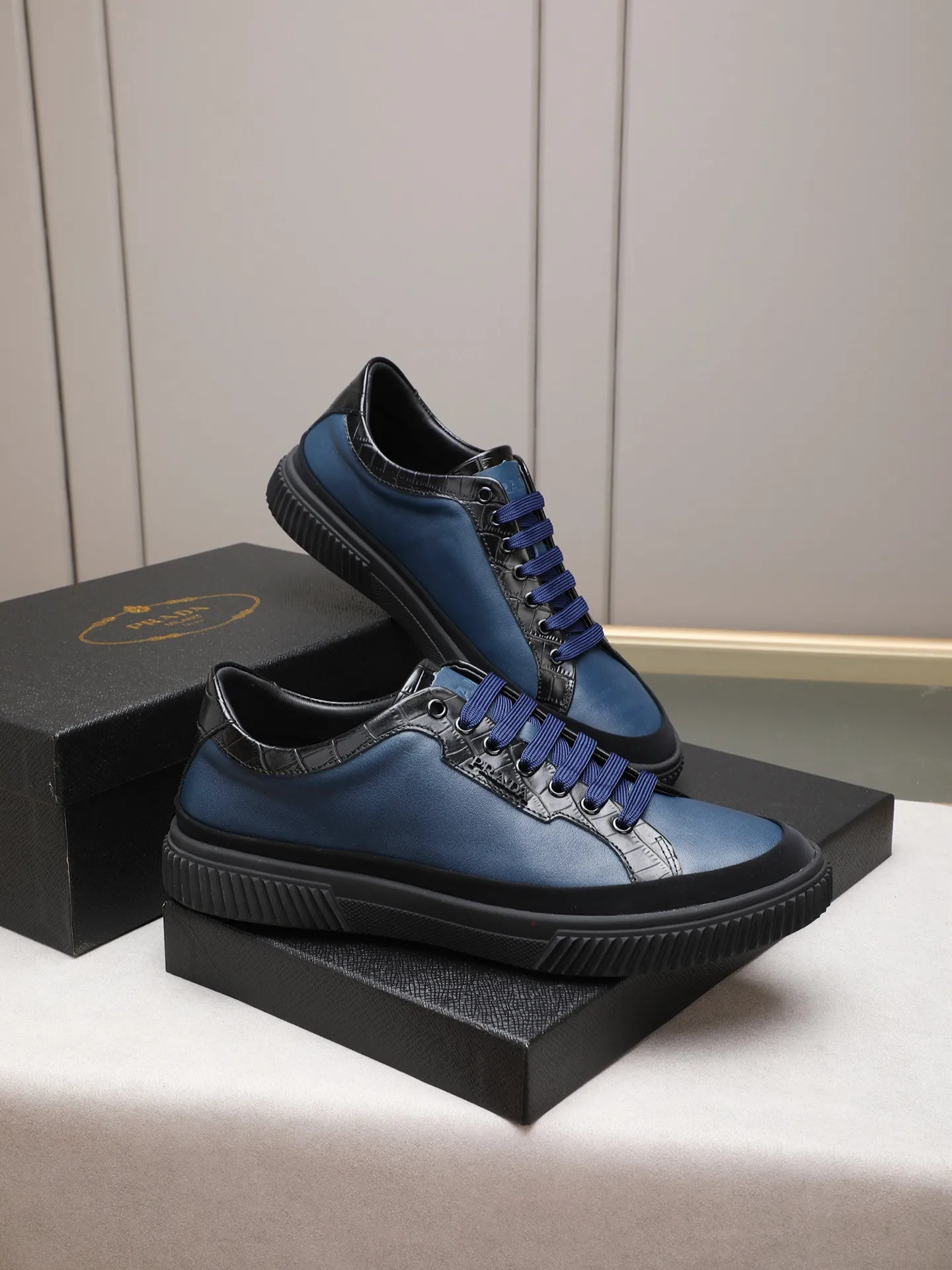 Men's shoes💰420💰 Brand: PRADA (Prada) Standard code: Men's code 38–44 (45 can be customized) Material: Original cowhide, breathable sheep lining Special outsole Style category: Men's fashionable casual sneakers Low-key luxury! Color: actual picture color